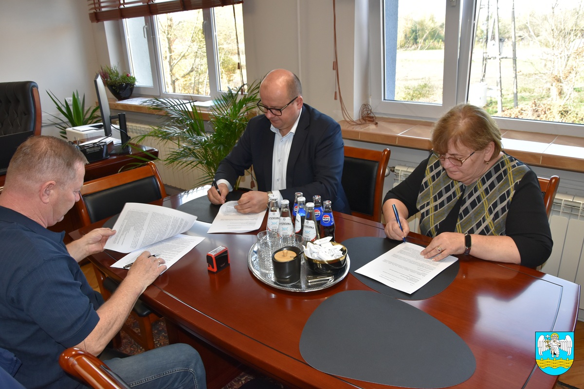 Podpisanie umowy na zadanie ˝Modernizacja dróg dojazdowych do gruntów rolnych - nawierzchn ie asfaltowe˝